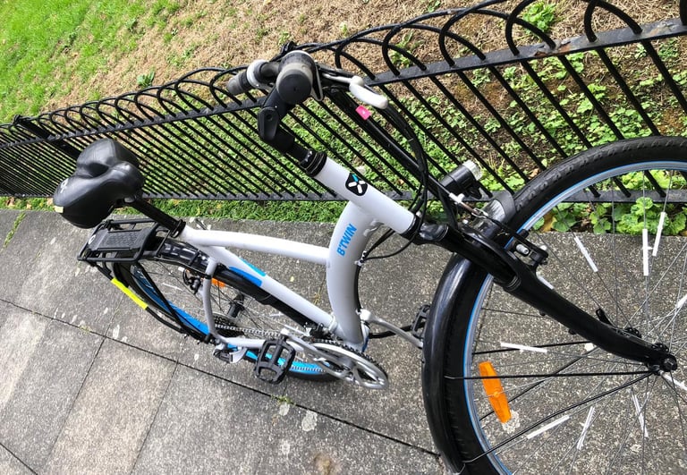 Lovely Adult Btwin hybrid Large frame 700C 24 speed in excellent condition fully functional 