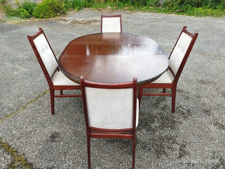 Extendable dining table & 4 chairs