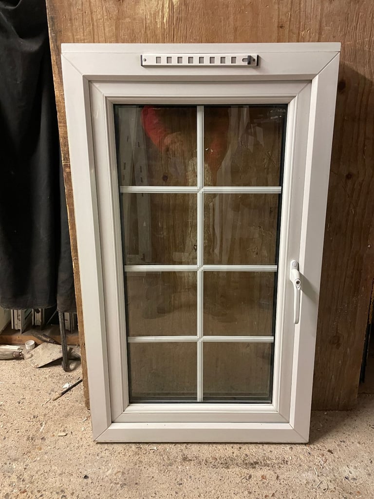 H 109 x W 65 cm - BEAUTIFUL GEORGIAN UPVC DOUBLE GLAZED WINDOW - CLEAR GLASS (REF: SJ466) 