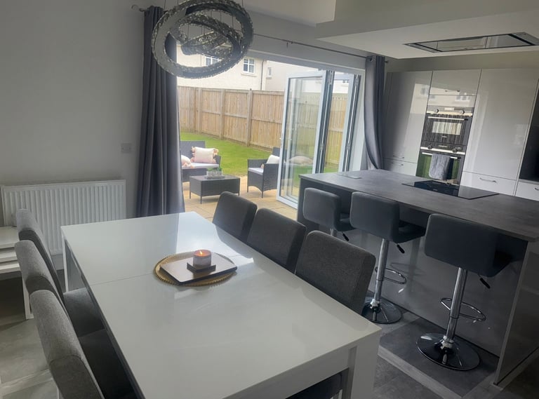 White gloss extendable table and six chairs 