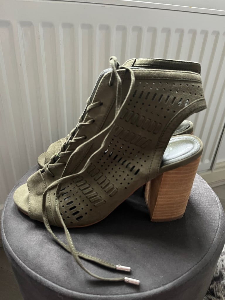 image for LADIES SLING BACK BLOCK HEEL SHOE