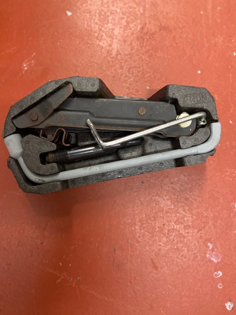 Car brace and jack kit