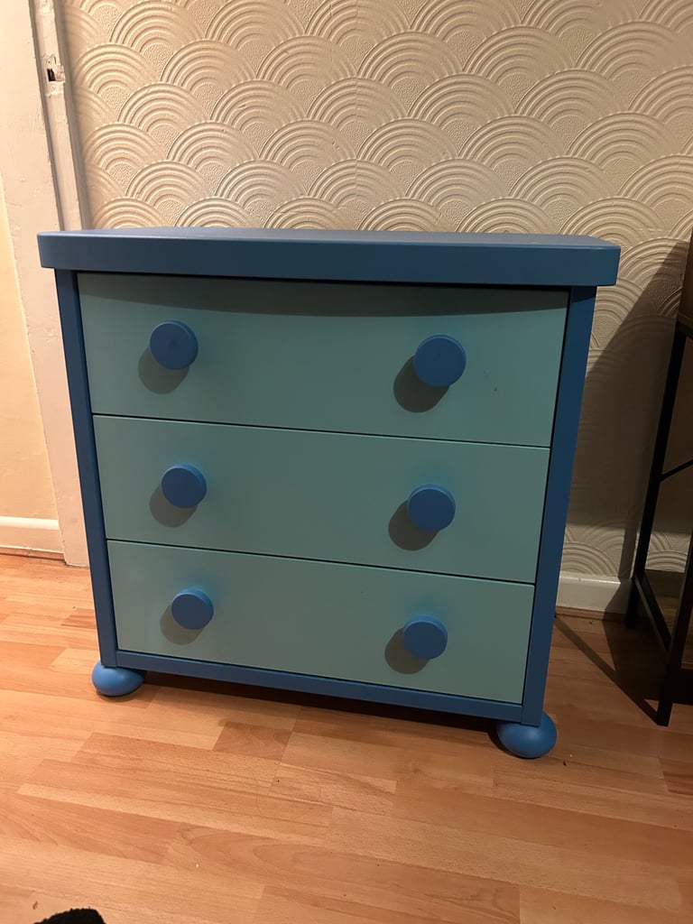 Wardrobe and chest of drawers 
