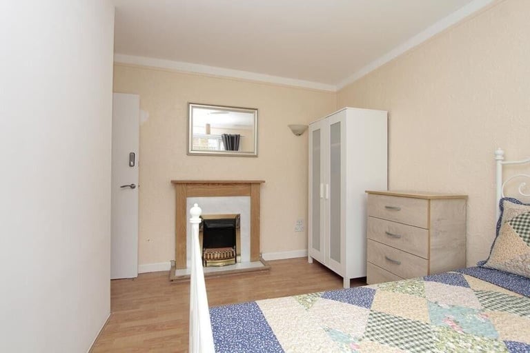 Poplar • 3 Double rooms •  Available Now  • zone 2 • 0 Deposit Available • £145