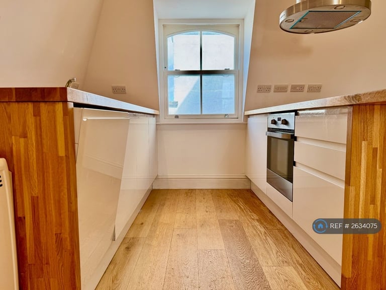 3 bedroom flat in Castle Hill Avenue, Folkestone, CT20 (3 bed) (#2634075)