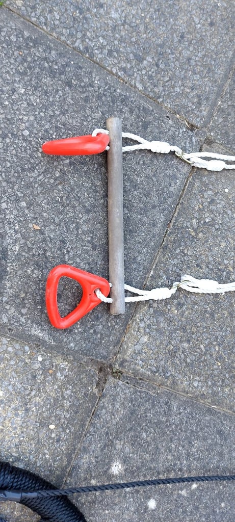 Nest swing and acrobat bar