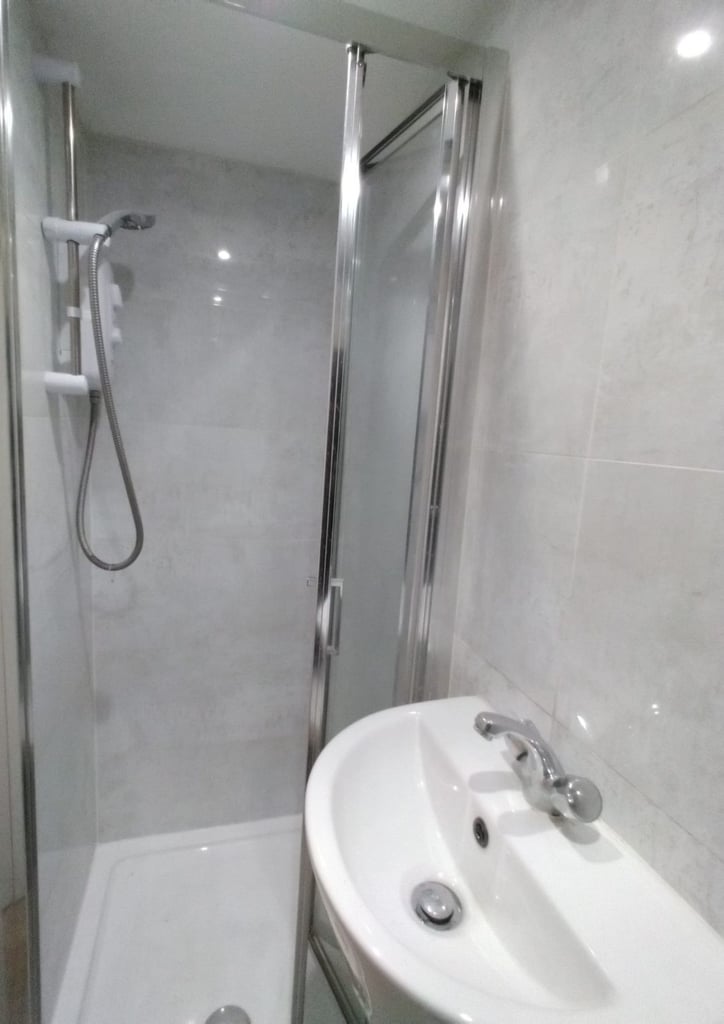 DSS GFL.STUDIO FLAT 10MIN BUS WIMBLEDON TUBE 10 MIN WALK RAYNES PK BR 