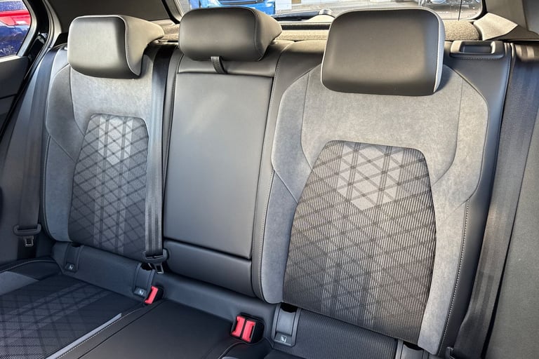 2024 Volkswagen Golf 1.5 eTSI 150 R-Line 5dr DSG Ã¢Â­ÂSunroof, Winter Pack, 18 Bergamo Alloys Ã ...