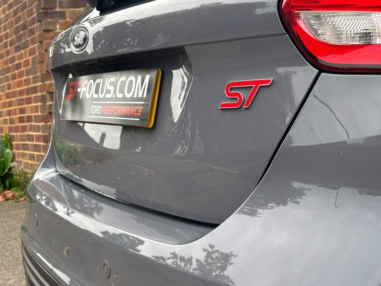 2017 Ford Focus 2.0T EcoBoost ST-3. LOW OWNERS  LOW MILEAGE  MOUNTUNE EXHAUST.