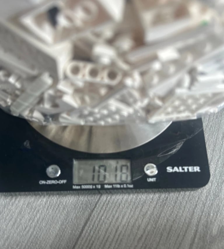 1kg bag of white Lego pieces (21)