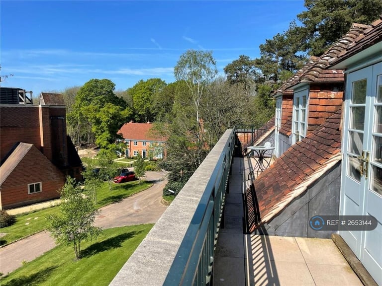 2 bedroom flat in Adams Walk, Midhurst, GU29 (2 bed) (#2653144)
