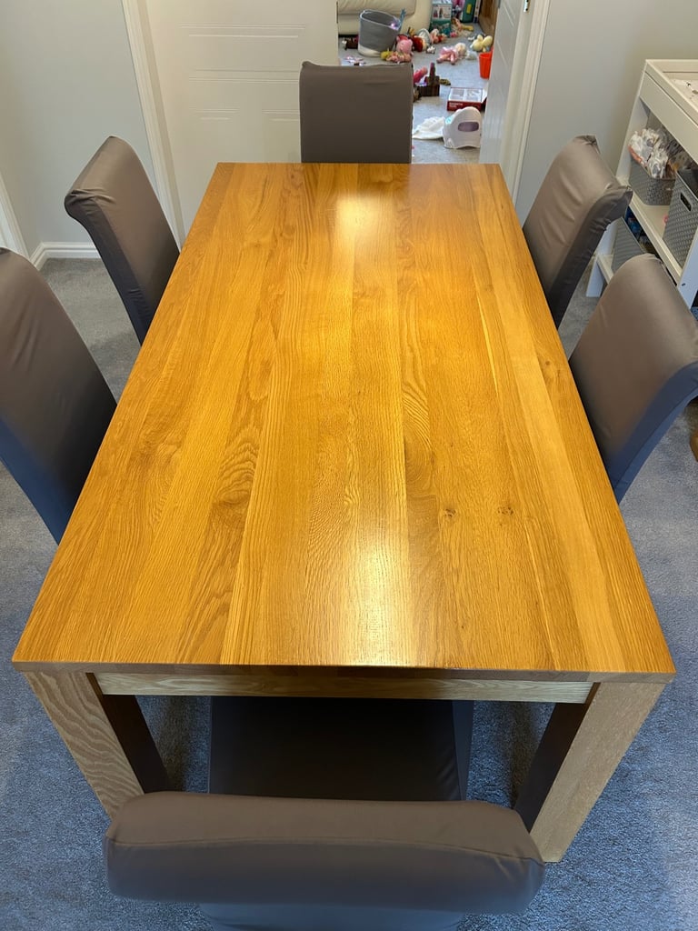 Oak furniture land dining table, 6 chairs 