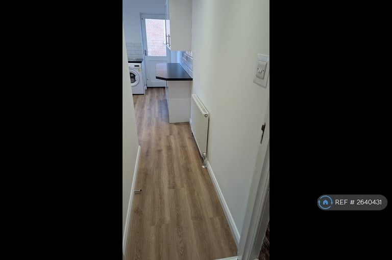 3 bedroom flat in Wincheap, Canterbury, CT1 (3 bed) (#2640431)