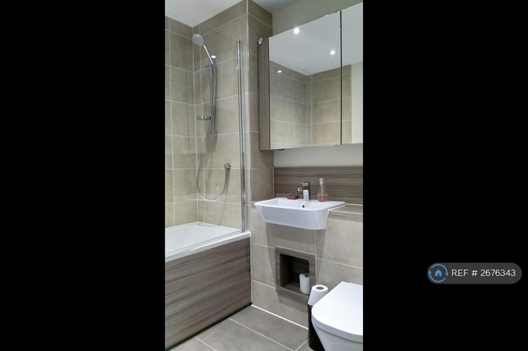 2 bedroom flat in Rosenburg Road, London, W3 (2 bed) (#2676343)