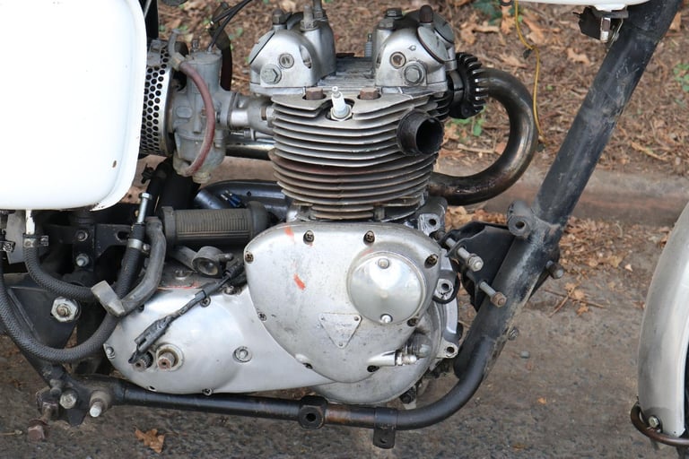 Triumph T100C T 100 C Trophy 1971 Barn Find Restoration Project