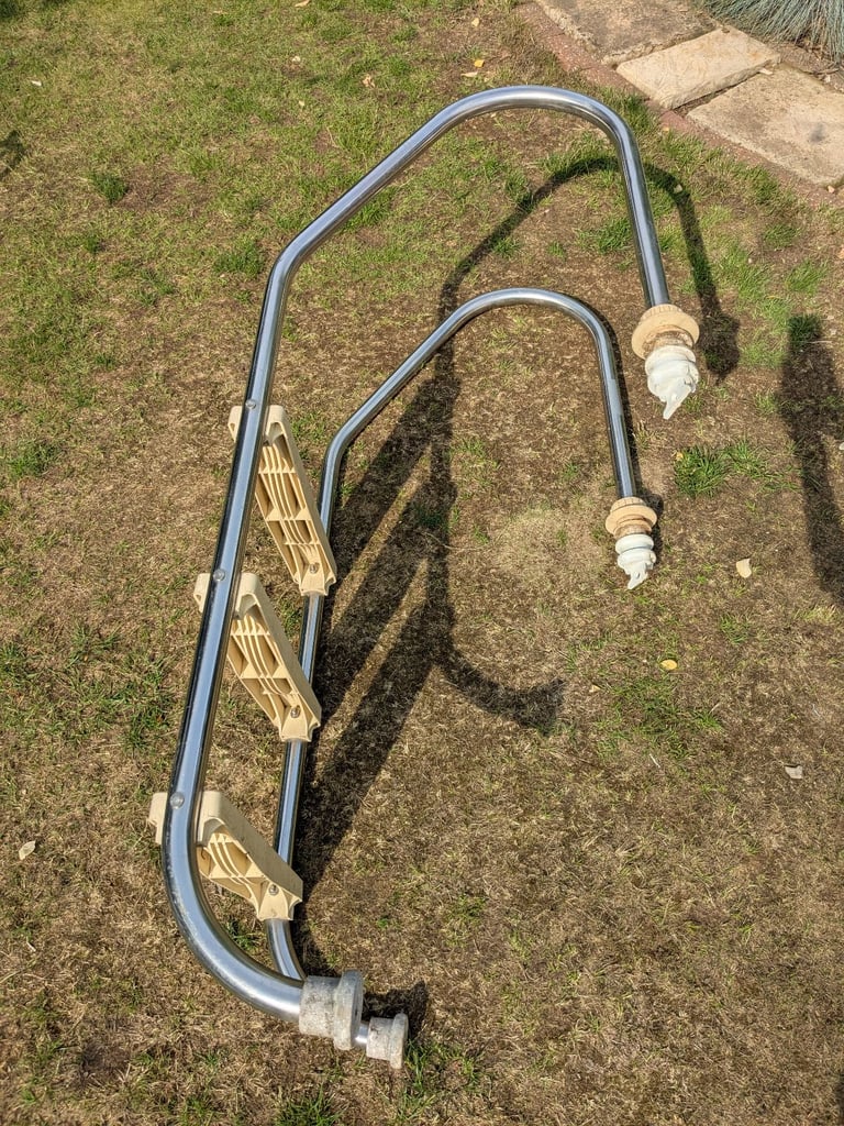 Swimming pool ladder