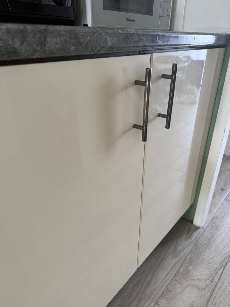 Cream gloss howdens cupboard doors/draws