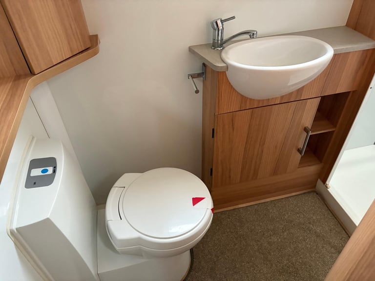 BAILEY PEGASUS VERONA - FIXED BED CARAVAN WITH END WASHROOM AND MOTORMOVER