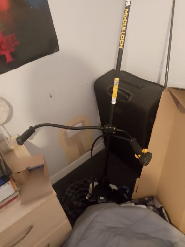 Petrol strimmer with metal blade