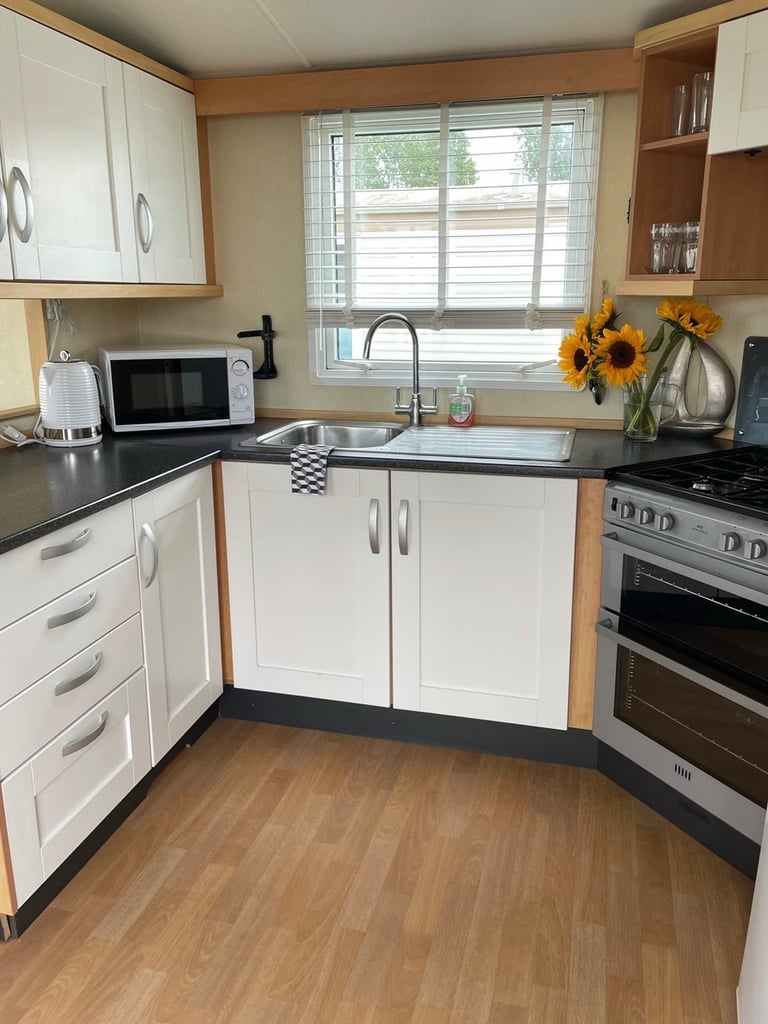Lovely 3 bedroom caravan minster on sea Kent 