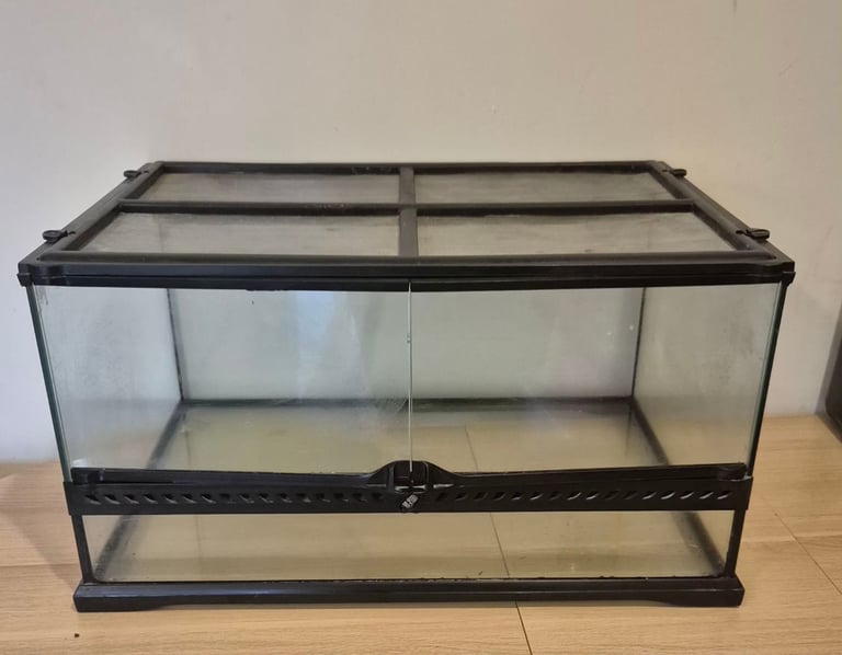 Vivarium with accessories 