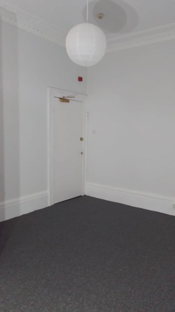 Clifton Large Bedsit/studio own kitchen, shared shower/Wc Ground Floor £745pm