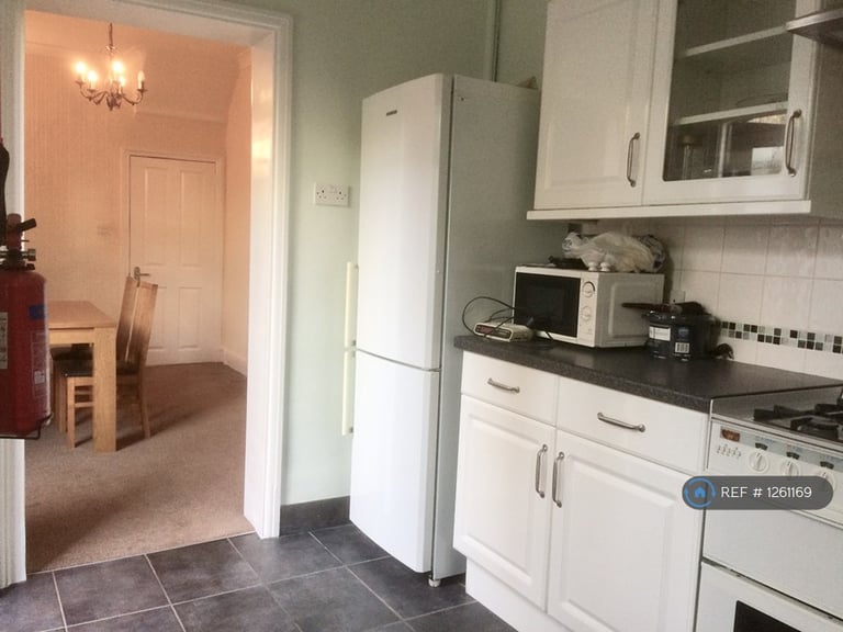 1 bedroom flat in Nether Street, London, N12 (1 bed) (#1261169)