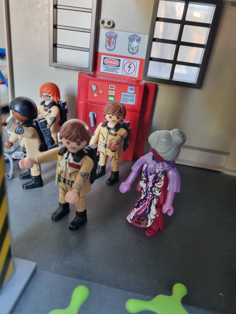 Playmobil ghostbusters tower and car playset