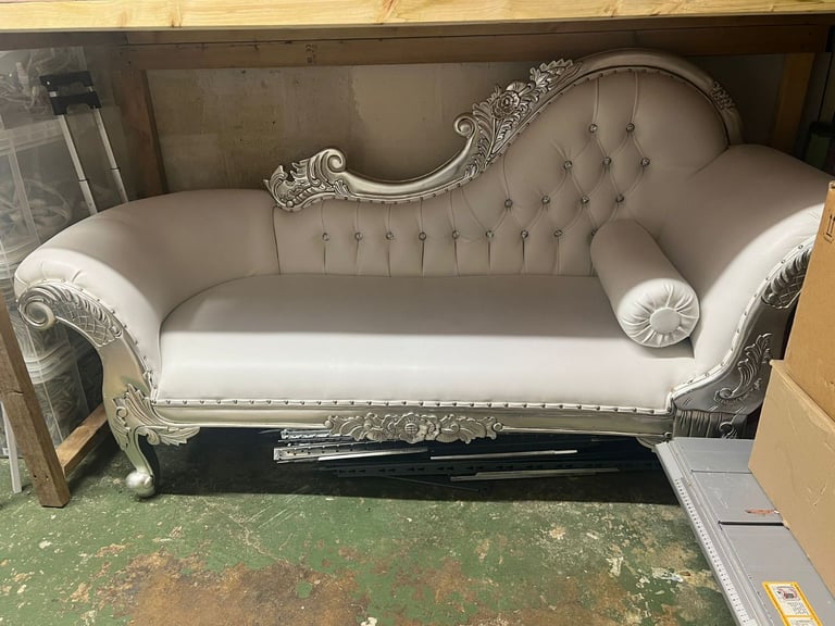 Elegant Chaise Lounge – Second Hand, Excellent Condition