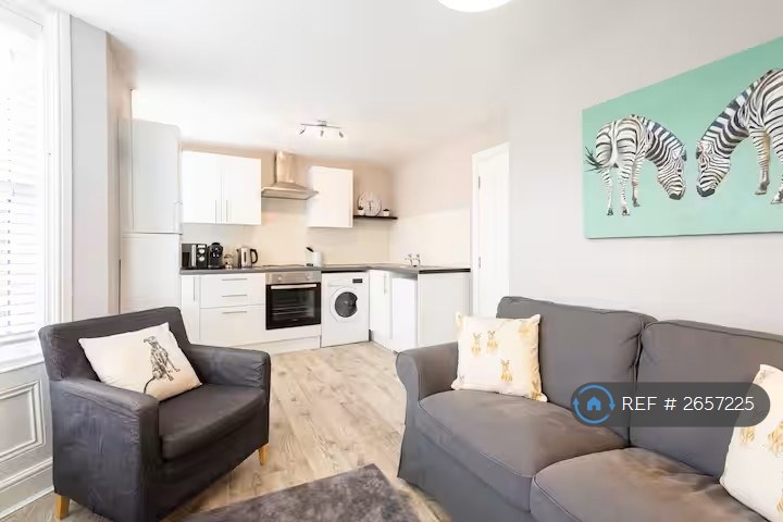 1 bedroom flat in Trafalgar Square, Scarborough, YO12 (1 bed) (#2657225)