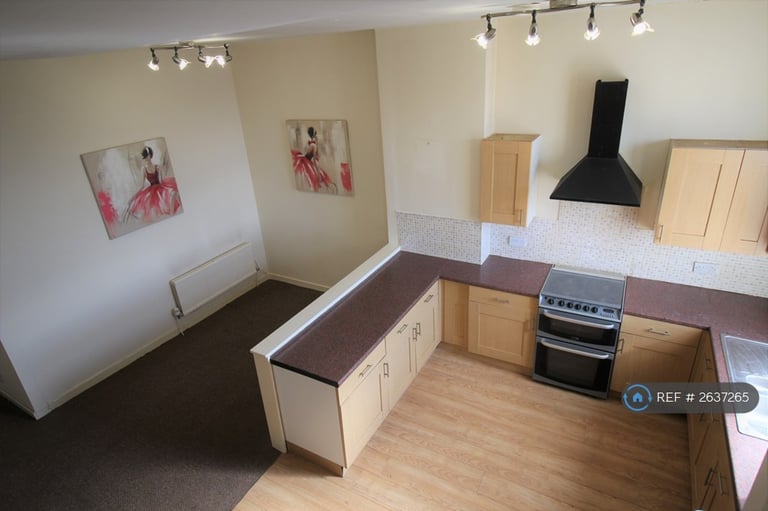 2 bedroom flat in Whalley Road, Clayton Le Moors, Accrington, BB5 (2 bed) (#2637265)