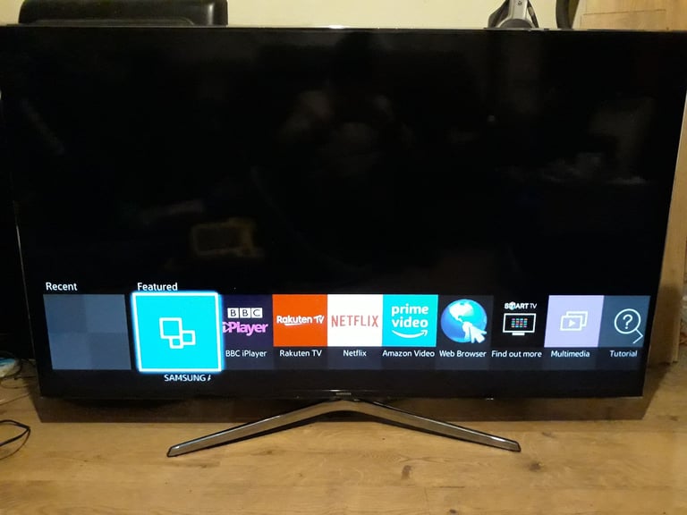 Samsung smart TV 55 inch with stand and remote £195 ono free delivery locally