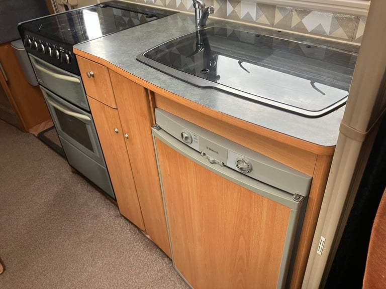 Lunar Fivestar Motorhome Fixed Bed 4 Berth 06’ Renault DCI 120 LWB