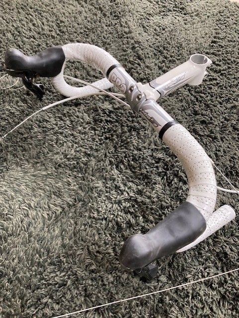 Shimano PRO VIBE 7S Handlebar inc Ultergra 6700 (10 speed) shifters and Pro VIBE 7S alloy Bike stem
