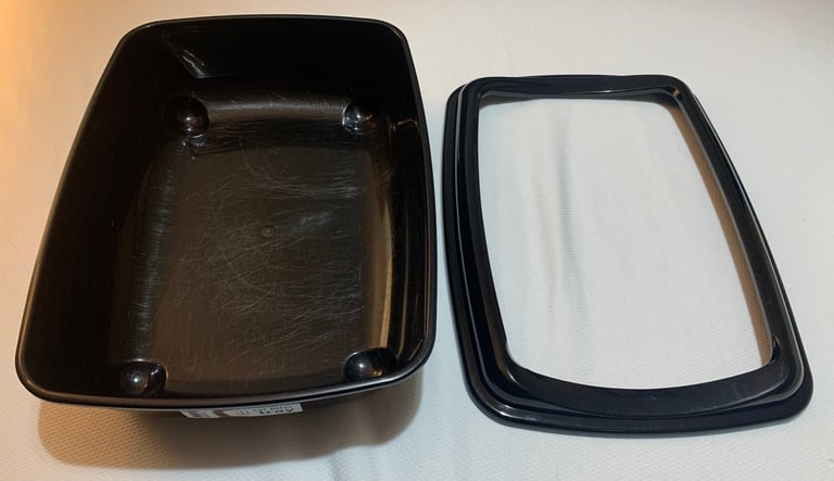 Cat litter tray. Black. Size medium. FREE
