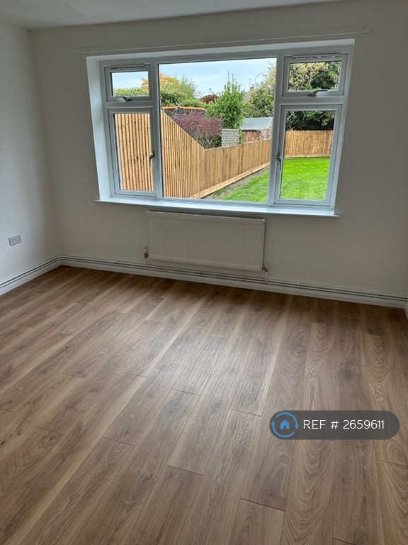 2 bedroom flat in Edinburgh Cresent, Bourne, PE10 (2 bed) (#2659611)