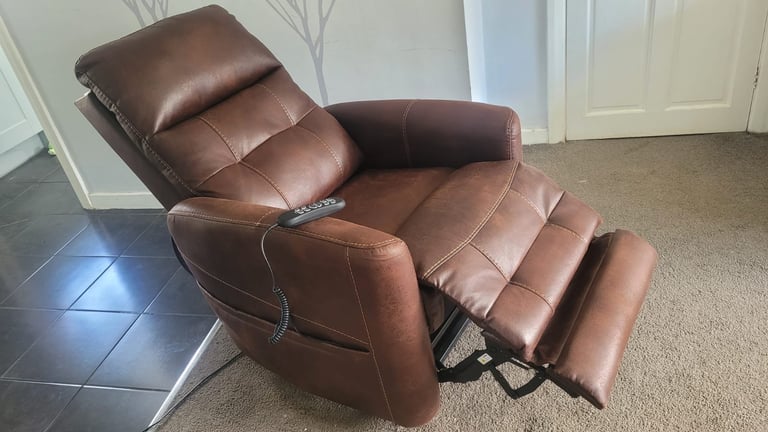 Fenetic Westminster Rise and Recliner Chair - Brown - Excellent Condition
