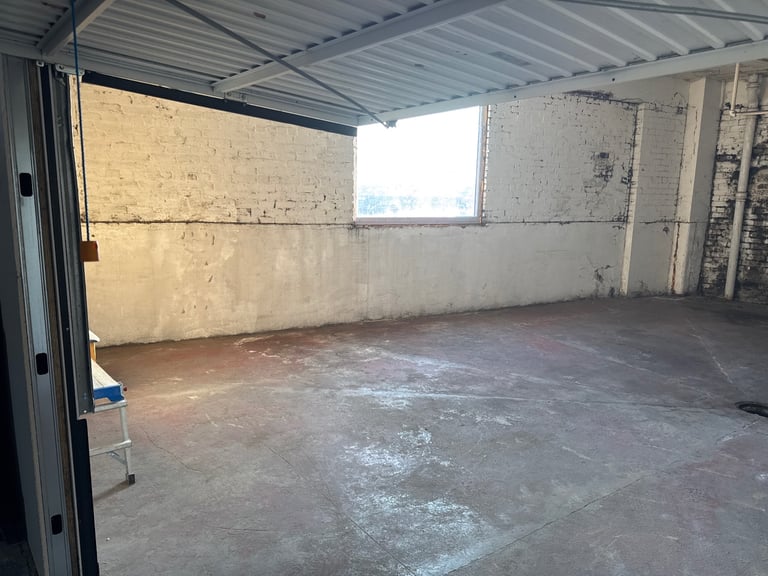 Warehouse to let / Unit to let / workshop / storage unit space  Amazon ebay 600 sq ft - 2000 sq ft