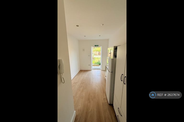 image for Studio flat in College Road, Cheshunt, Waltham Cross, EN8 (#2637674)