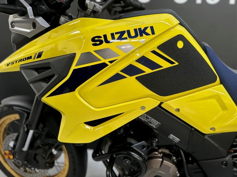 STUNNING ONE OWNER 2021/21 SUZUKI DL 1050 V-STROM XT MOTORCYCLE 