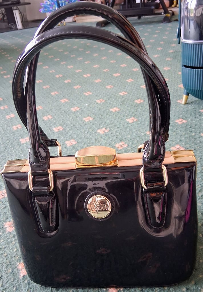 JOB LOT OF HANDBAGS. 