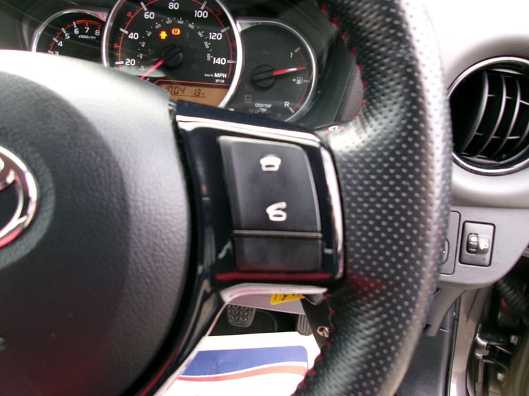 2015 Toyota Yaris 1.33 VVT-i Sport 5dr HATCHBACK PETROL Manual