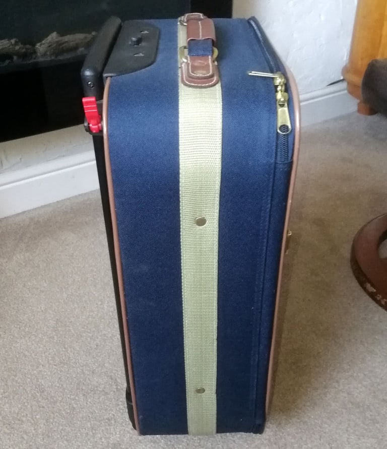 Small Tow ALong Wheeled Suitcase Cabin Luggage 55 x35 x 19 cm