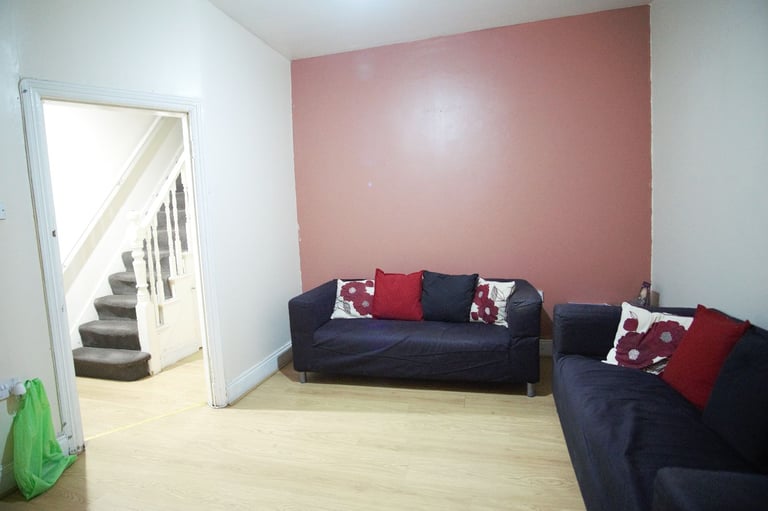 Impressive 5-bedroom semi-detached house available to rent in Harrow, HA1