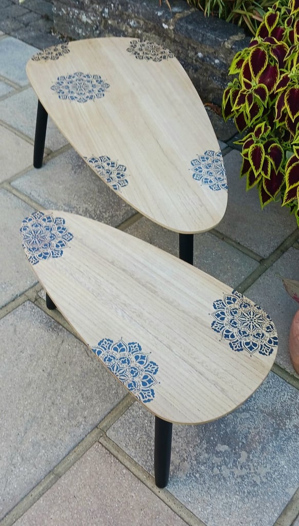 Set of 2 small coffee tables