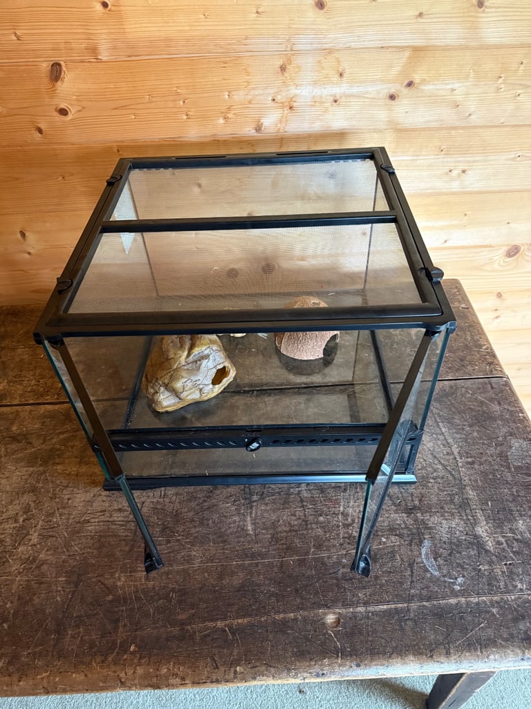 Exo Terra Tank/terrarium. Gecko/exotic pet tank. Plus extras. 