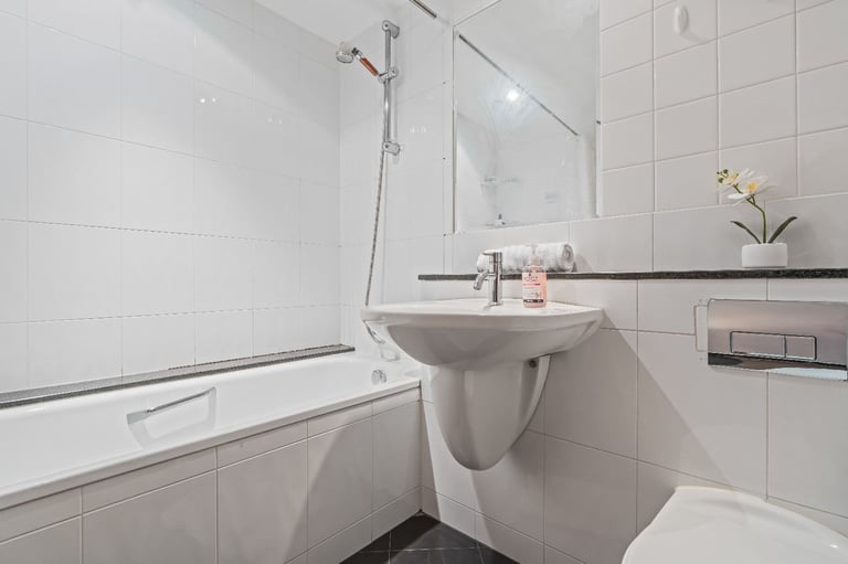 Cosy 2-Bed City Centre Apartment | Fully Furnished | All Bills Included | Canal View