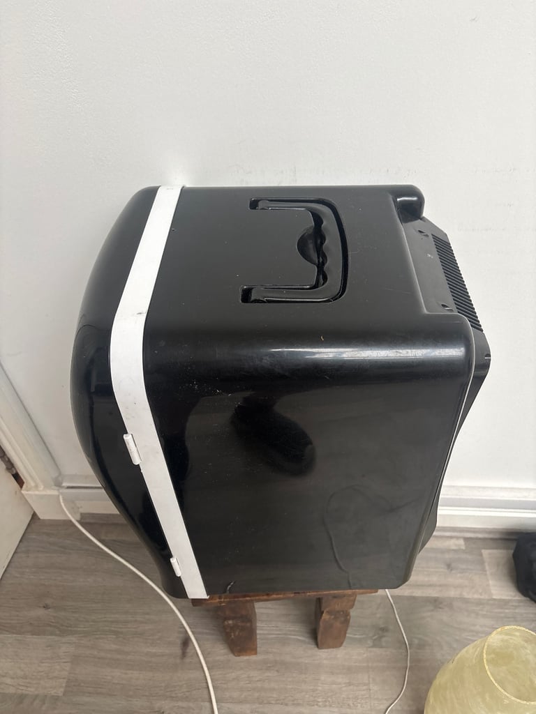 12v and mains hot and cold fridge ideal for camper