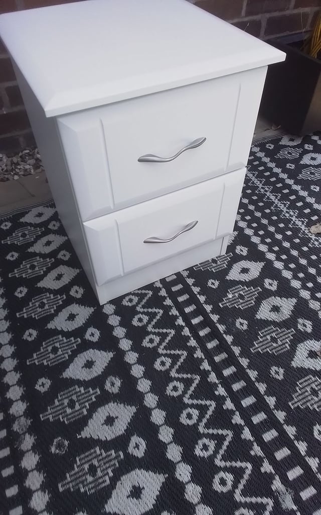 BEDSIDE DRAWERS 