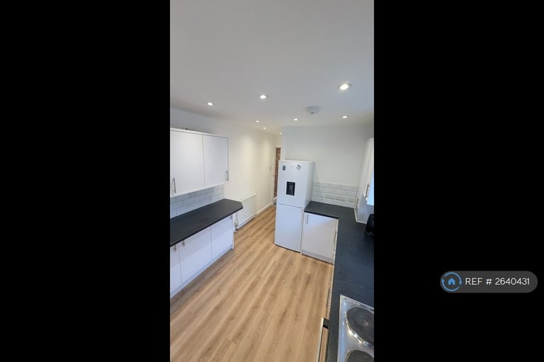 3 bedroom flat in Wincheap, Canterbury, CT1 (3 bed) (#2640431)